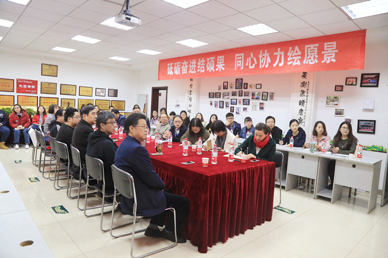 师生观看.jpg